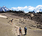 Trekkers on the trail to Mt Everest heading towards Everest View Hotel in Syangbochhe (3840 meters) in the Khumbu region, Tuesday, May 19 09. Trekkers acclimatize in the area before climbing further up. nepalnews.com/ANA 